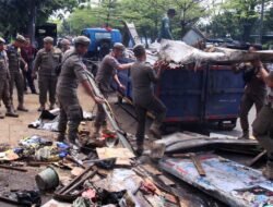 Satpol PP Bongkar Kios Liar di Gatsu, Trotoar Dibersihkan