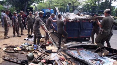 Satpol PP Bongkar Kios Liar di Gatsu, Trotoar Dibersihkan
